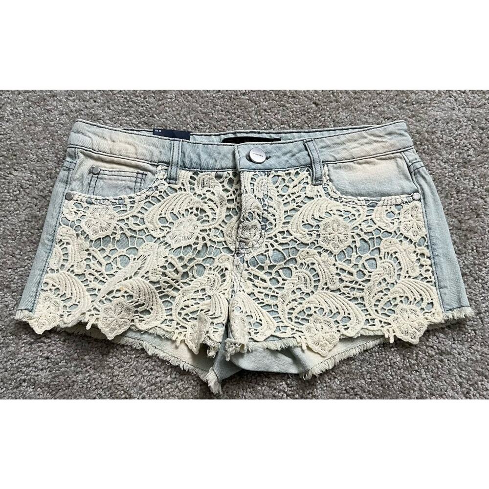 TINSEL Light Wash Lace Low Rise Reg Fit Cut-Off Jean Shorts Women’s Size 25 NWT